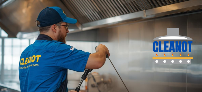 Technicien Cleanot nettoyant une hotte professionnelle de restaurant à Paris